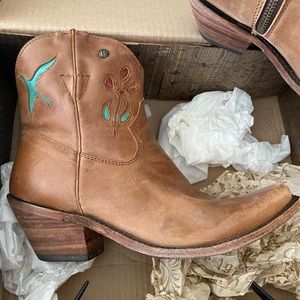 Liberty Black Lote short distressed boots